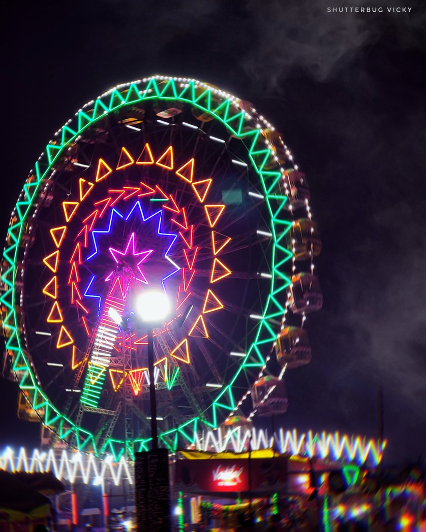 lostwithvicky's tweet photo. Giant Wheel โจ๏ธ๐คฉ #phonephotography #shutterbugvicky #lucknow #upmohotsav
#vickysingheditz #lightpainting https://t.co/g2B5Vx4za1