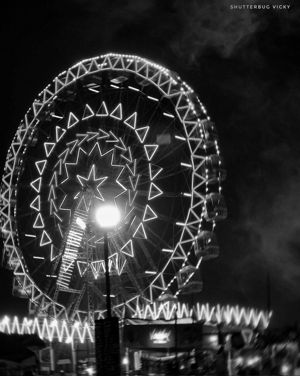 lostwithvicky's tweet photo. Giant Wheel โจ๏ธ๐คฉ #phonephotography #shutterbugvicky #lucknow #upmohotsav
#vickysingheditz #lightpainting https://t.co/g2B5Vx4za1