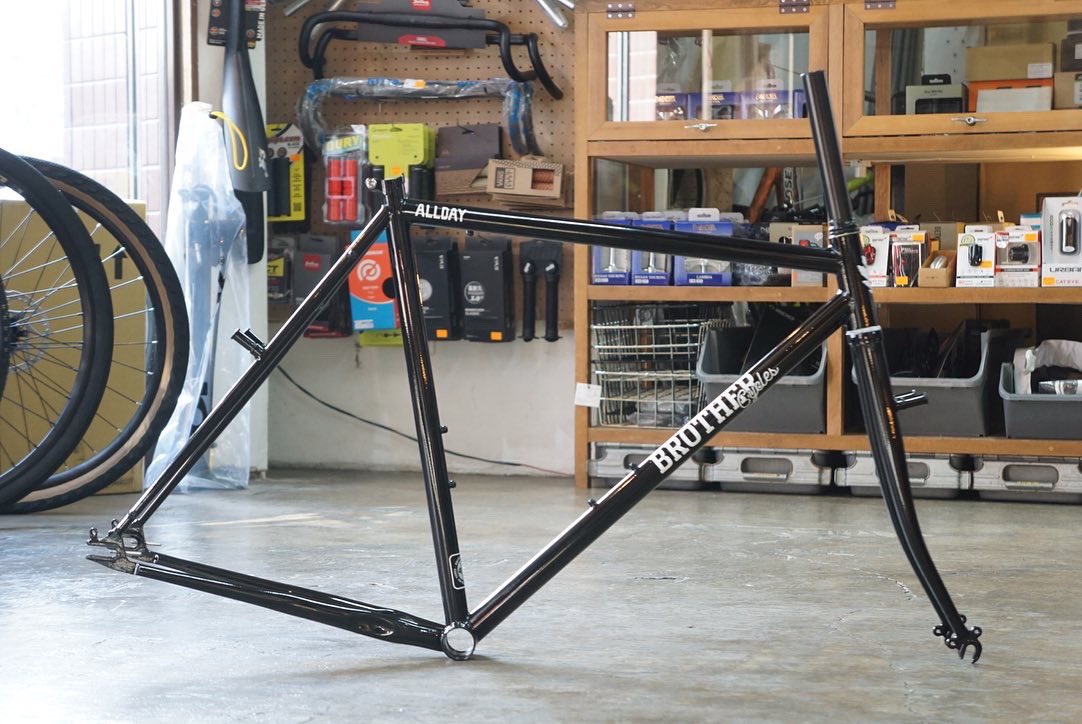 tempra_cycle's tweet photo. @brothercycles "ALLDAY" Frame入荷しました！
Metallic MintとBlackの2色とも入荷しております。
今まで乗ってたピストの乗せ替えや新しい1台としていかがでしょう？ https://t.co/1yQb3X6Rbo