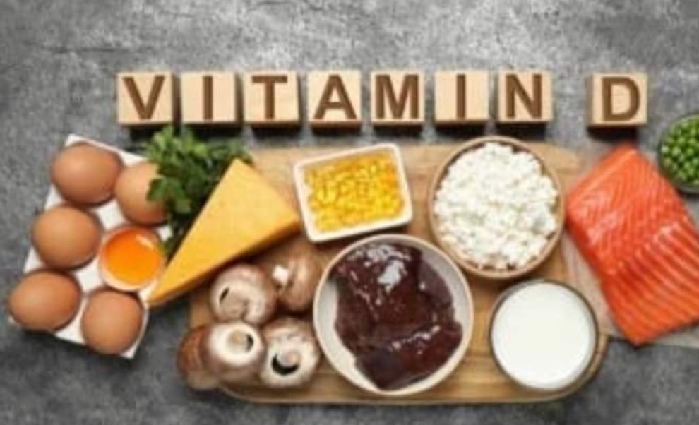 SladkoKratko's tweet photo. Ali res potrebujemo dodatek vitamina D? Poleti pretežno nastane v koži, pod vplivom sonca, pozimi pa ne. Pomaga pri imunosti ter skrbi za zdrave kosti, mišice, zobe … vnesemo ga z ribami, sirom, jajci, jogurti, gobami… če se prehranjujemo raznovrstno, nadomeščanje ni potrebno. https://t.co/6YqQ92utjg