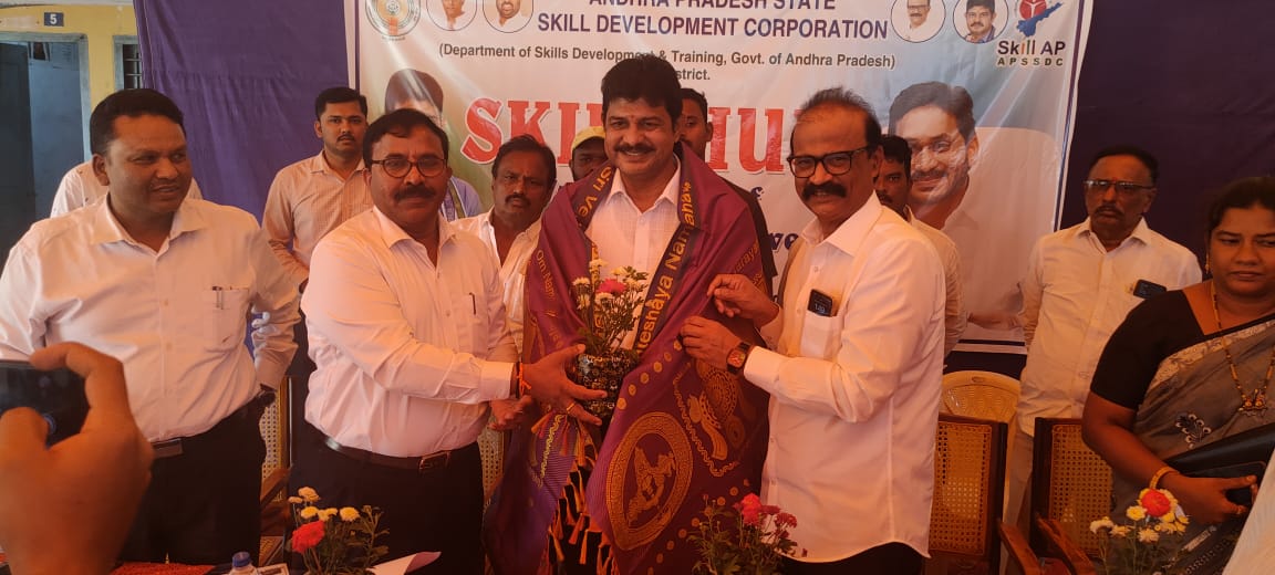 AP_Skill's tweet image. @AP_Skill has Conducted Valedictory Function for the Course-I #AccountsExecutive and Inaugurated Course-II #JuniorSoftwareDeveloper at Government Degree College #Chebrolu Distributed Certificates, Backpacks for the trainees and Offer letters under Accounts Executive course.