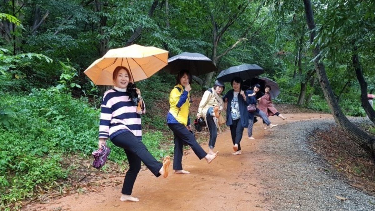 KoreabyMe's tweet photo. The Benefits of Barefoot Walking in Korea
-🇺🇸 Adrienna Ogin

Continue reading at: https://t.co/yOfj5fJjZL

#KoreabyMe #Outdoors #Hiking #Trekking #Seoul #Barefoot #BarefootWalking #Shiatsu #reflexology #earthing #TraditionalMedicine #Health https://t.co/vMcbnZrqVu