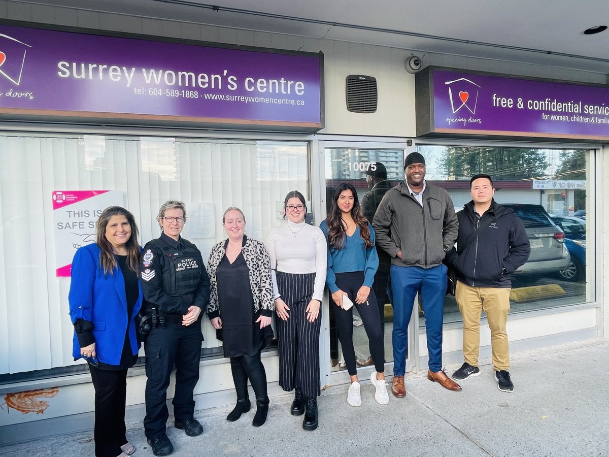 daleq2075's tweet photo. Today #SPS officers visited Surrey Women's Centre, we handed out teddy bears to kids and talked to many folks. A warm thank-you for allowing us into your space to build strong relationships, the centre takes many donations but really needs diapers for kids. #copwhocares #c1unit https://t.co/uDdOTI4eDS