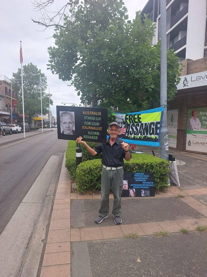 AssangeSydney's tweet photo. #TeamAssangeSydney outside the Australian Prime Minister's Office. Australia has asked the US to bring this matter to an end. #FreeAssangeNow #AssangeFree23 @POTUS @VP @SecBlinken 
Allies don't lock up journalists https://t.co/yijTWn2WrT