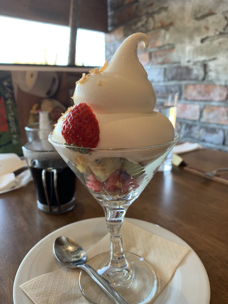 w8_kagari3156's tweet image. お友達とバースデーランチ🎂🍽に行ってきましたぁ〜"(ﾉ*&amp;gt;∀&amp;lt;)ﾉ💕✨
お料理は撮るのを忘れたので(笑)、デザートのダカフェのフルーツパフェ🍓と、お友達がくれた花束💐
人生2度目のバーニャカウダとパスタがめっちゃ美味しかった😋しかもドリンク2杯付き☕️🍹❤️お得🉐🥰
#東岡崎
#DICO