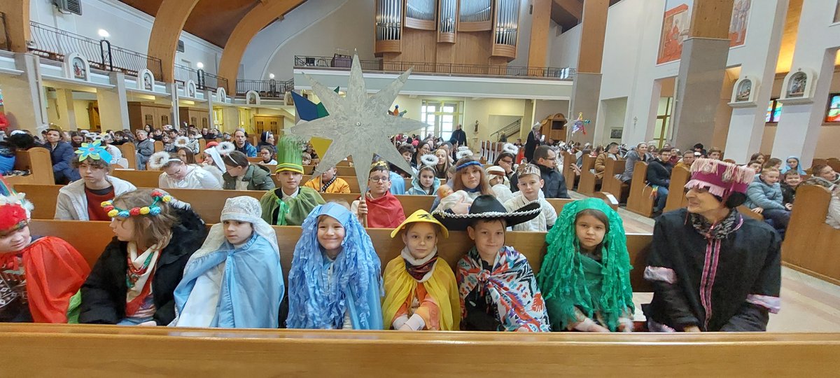 NLubelska's tweet photo. Kolędnicy misyjni zanieśli radość Bożego Narodzenia do wielu rodzin @ArchLubelska i zebrali pieniądze na pomoc dzieciom w Papui Nowej Gwinei. Przez udział w misyjnym dziele stali się głosicielami Ewangelii i zwiastunami radości - podkreślił abp @StanislawBudzik    @misjepl https://t.co/EZamg8ENak