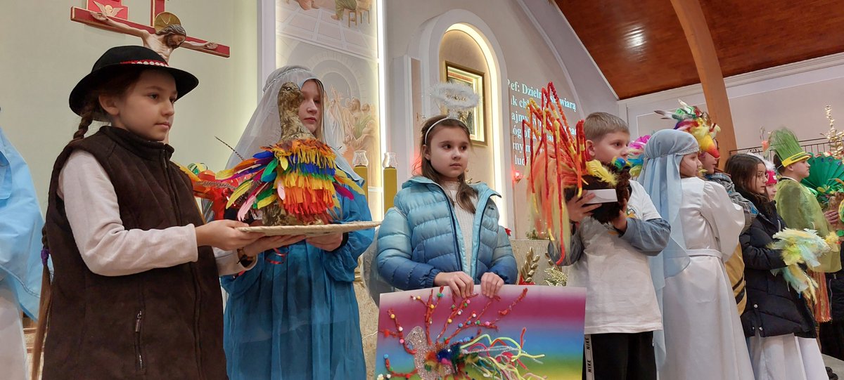 NLubelska's tweet photo. Kolędnicy misyjni zanieśli radość Bożego Narodzenia do wielu rodzin @ArchLubelska i zebrali pieniądze na pomoc dzieciom w Papui Nowej Gwinei. Przez udział w misyjnym dziele stali się głosicielami Ewangelii i zwiastunami radości - podkreślił abp @StanislawBudzik    @misjepl https://t.co/EZamg8ENak