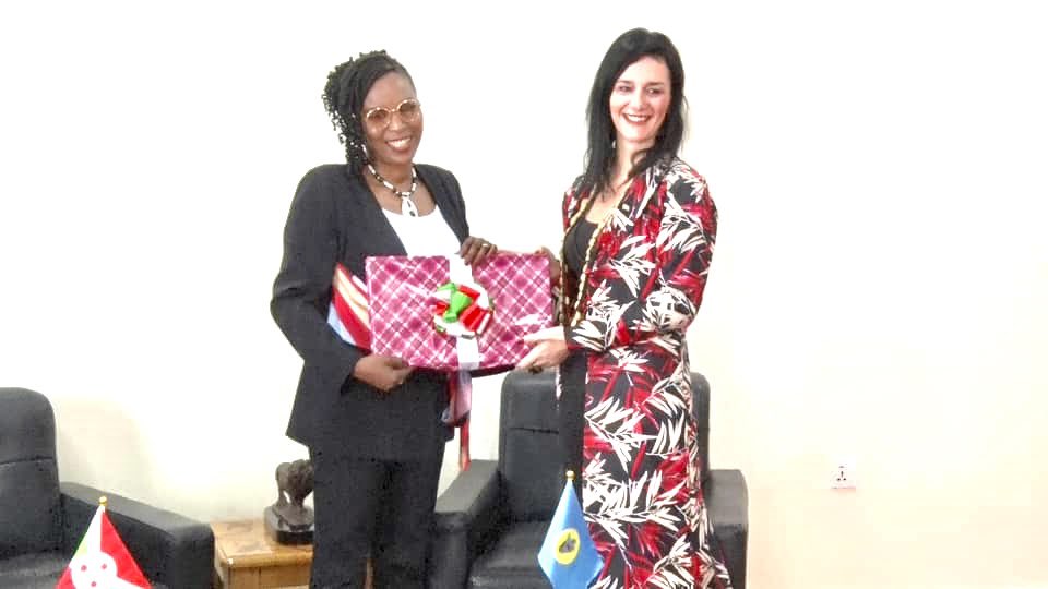 caterinaiametti's tweet photo. Isabukuru nziza🎉Joyeux anniversaire 🎉Happy birthday @Burundi1stLady que le Tout Puissant Vous comble de Sa grâce ! https://t.co/GsKNZ5fdFd