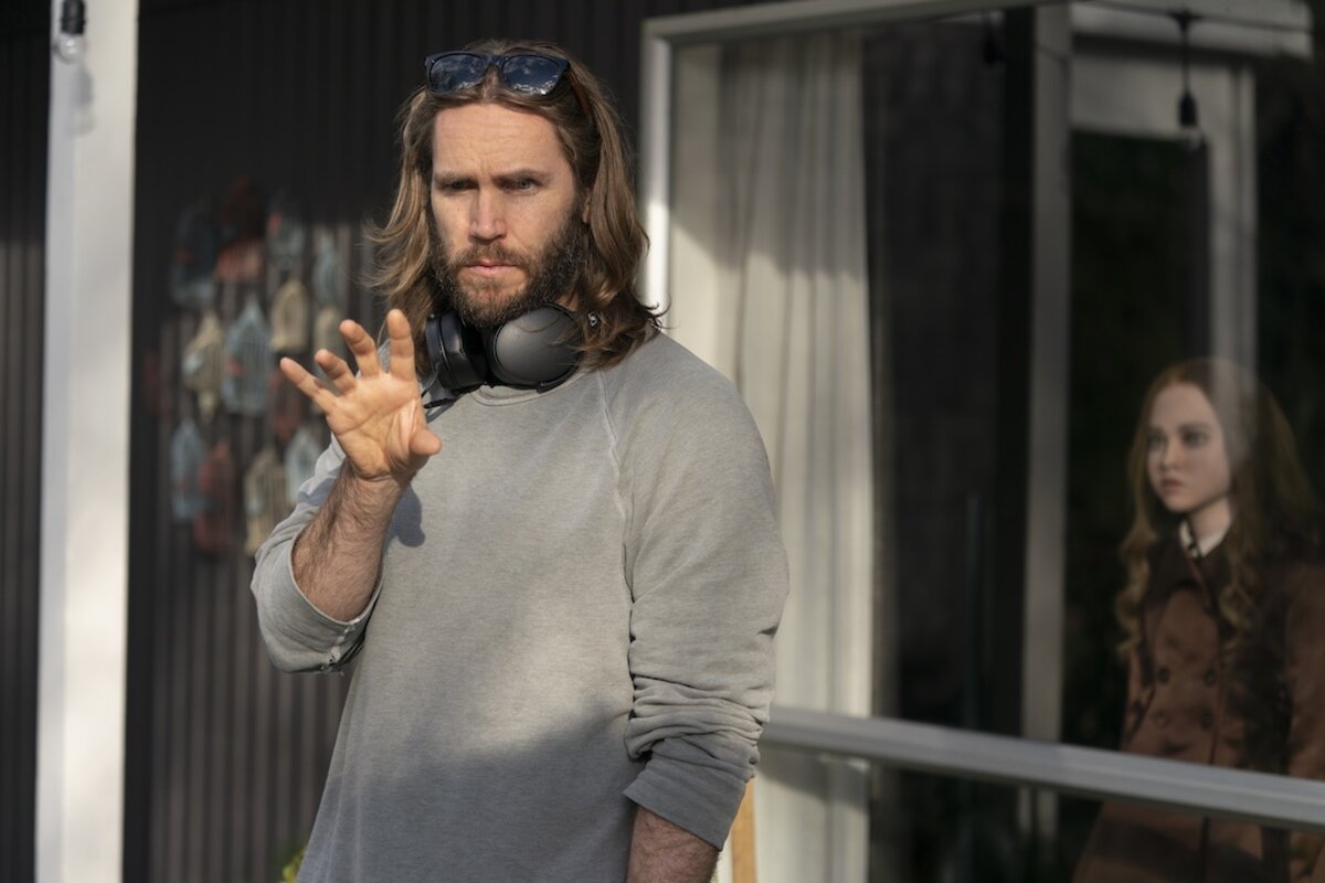 Thoranin's tweet image. ผู้กำกับ #M3GAN ไม่ใช่ James Wan แต่คือพี่ Gerard Johnstone ที่กำกับหนังมาก่อนหน้านี้แค่เรื่องเดียวชื่อ #Housebound ที่เป็นหนังผีฆาตกรรมปนตลก ที่เนื้อแท้แล้วเป็นหนังครอบครัว 

๋James Wan ในฐานะผู้อำนวยการสร้าง ได้ดูหนังเรื่องนี้แล้วชอบมาก เลยชวนมากำกับน้องเม #movietwit