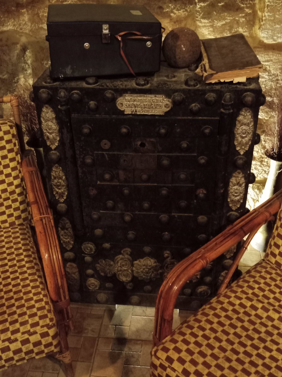 JoyMourani's tweet photo. Coffre-fort clouté (Marseille) "Sauve & Magaud" datant du XVII ème siècle trouvé chez le guide touristique #Samer_Abdel_Hay au Souk #Haraj de Tripoli.
#Trésors_du_Souk https://t.co/s1NyC0tQ8d