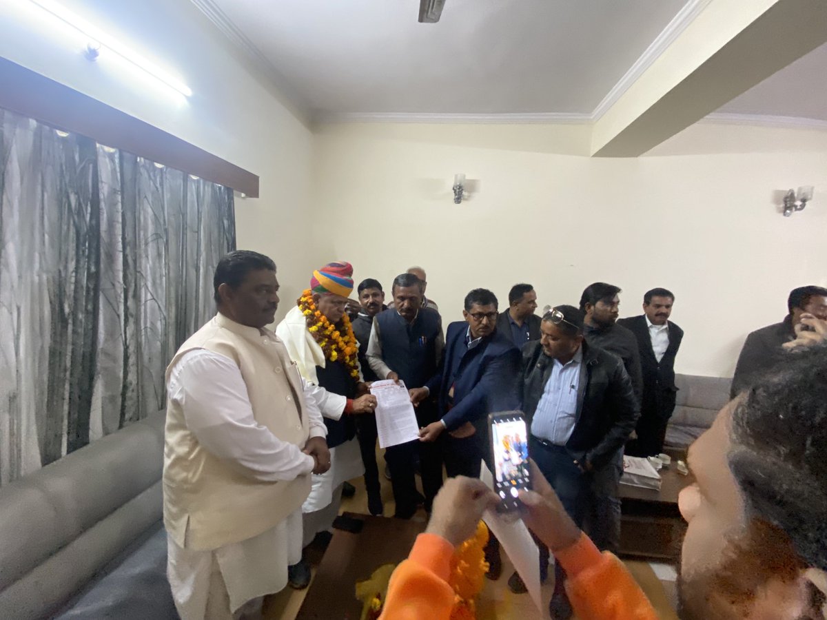 सर्किट हाऊस,जैसलमेर में आये अनुसूचित जाति के लोगों के परिवादों पर संज्ञान लेकर संबंधित अधिकारियों को नियमानुसार कार्रवाई करने एवं तथ्यात्मक रिपोर्ट भिजवाने आयोग में भिजवाने हेतु निर्देशित किया <a href="/ashokgehlot51/">Ashok Gehlot</a>⁩ ⁦<a href="/priyankagandhi/">Priyanka Gandhi Vadra</a>⁩ ⁦<a href="/RahulGandhi/">Rahul Gandhi</a>⁩ ⁦<a href="/GovindDotasra/">Govind Singh Dotasra</a>⁩