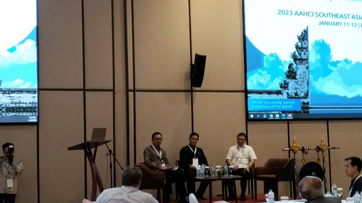 [LIVE REPORT]
Panel discussion for the fifth topic session: "The Specialist Gap: Responding to Urban and Rural Area Needs" presenting Dr. Yodi Mahendradhata from <a href="/UGMYogyakarta/">UGM</a> and Prof. Carlo Irwin Panelo from College of Medicine <a href="/upsystem/">University of the Philippines</a>