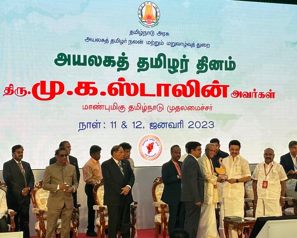 MASumanthiran's tweet photo. Gifting ⁦@mkstalin⁩ CM of#Tamil_Nadu a model Yarl (harp)on behalf of the Tamil People of Sri Lanka
“மறவற்க மாசற்றார் கேண்மை” இலங்கை வாழ் தமிழ் மக்களின் நன்றி மறவா அன்பளிப்பாக தமிழக முதல்வர் அண்ணன் மு. க. ஸ்டாலின் அவர்களுக்கு இன்று சென்னையில் “யாழ்” ஒன்றை பரிசாக வழங்கிய போது https://t.co/K2pFD8qFeL