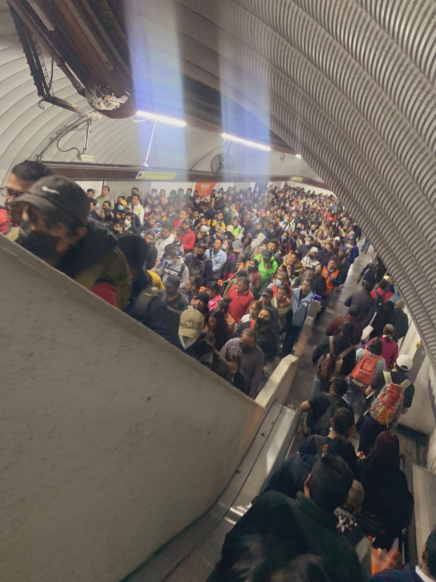 andrea_btst's tweet photo. Esto es Tacubaya de línea 7 a 9 a las 19:00h la ruta a Pantitlán totalmente saturada. Merecemos una movilidad digna en transporte público. @MetroCDMX @GobCDMX https://t.co/cjB637xZor