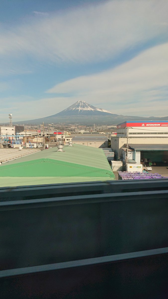 konikacom's tweet photo. 日本一の富士山を横目に何時もの教科書を読みながら小田原へ・・

#競輪 #小田原 #モーニング #競輪選手 #プロレス #週刊プロレス https://t.co/ddC3719srV