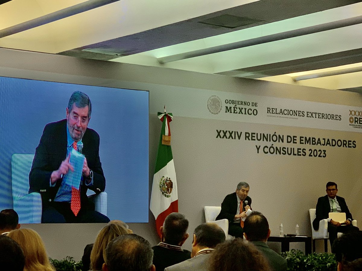 pavel_mc's tweet photo. También @MeyerFalcon @SEDATU_mx, @JesusRCuevas, @SCT_mx y @SEMARNAT_mx
Me da gusto coincidir con Embajadores #JuanRamon De la Fuente @MXNacionesUnida @ONUMX @SuarezdelReal1 y Cónsules @isabelarvide @froylanyescas https://t.co/dkCoqCpEfi