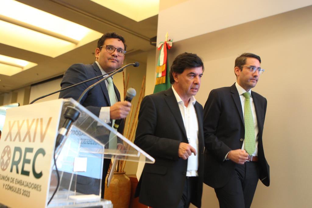 pavel_mc's tweet photo. También @MeyerFalcon @SEDATU_mx, @JesusRCuevas, @SCT_mx y @SEMARNAT_mx
Me da gusto coincidir con Embajadores #JuanRamon De la Fuente @MXNacionesUnida @ONUMX @SuarezdelReal1 y Cónsules @isabelarvide @froylanyescas https://t.co/dkCoqCpEfi