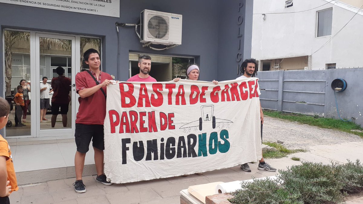 anabelpomar's tweet image. Hoy, intentando desplegar ésta bandera, @alferdez con @DiegoEduNanni ordenaron mi detención ilegal por 4 hs, junto a 2 compañeros, y a un periodista que registraba el abuso policial y la represión 
Nos procesaron a los 4
Esta es la bandera
#bastadeagrotoxicos
#bastadevenenos