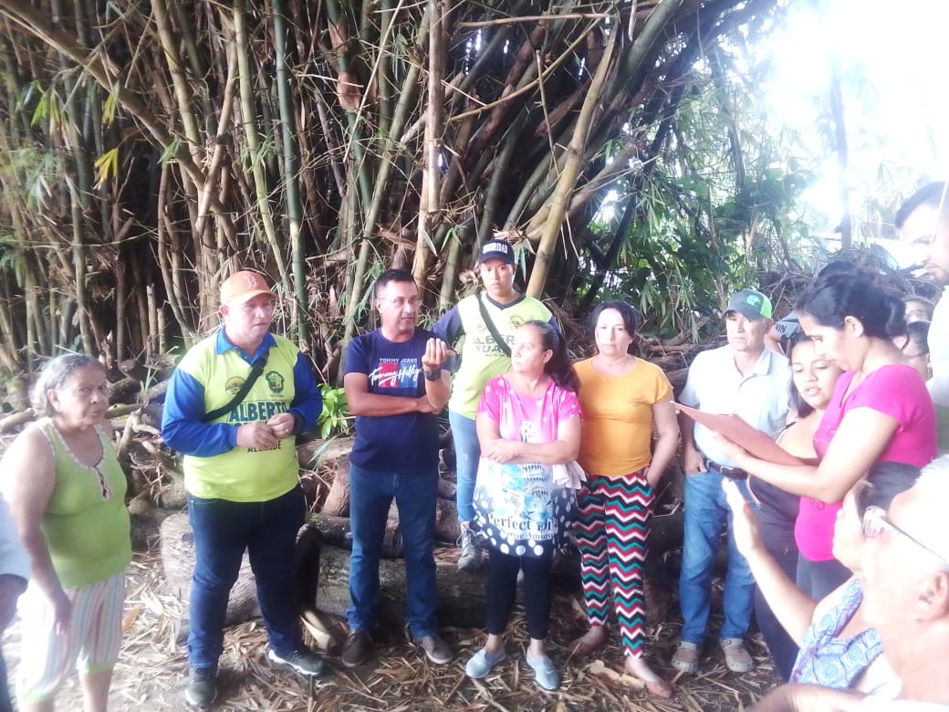 Alcalde_ASuarez's tweet photo. #11Ene Reunión con la comunidad del sector Doña Juana en Tucanicito dónde solicitan la canalización del Río Tucani, el cual está socavando una de sus partes laterales y está generando riesgo a futuro a diferentes sectores el equipo de ingeniería realizará la evaluación pertinente https://t.co/GGdYd2poBs
