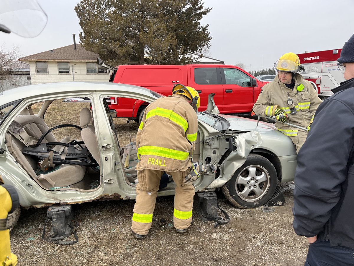 ckpffa's tweet photo. Today our Training Division, alongside 'D' Platoon, conducted auto extrication training with our 3 new recruits.
#ckfire #autoextrication #training #ckont https://t.co/EX3l2Cq7Ls