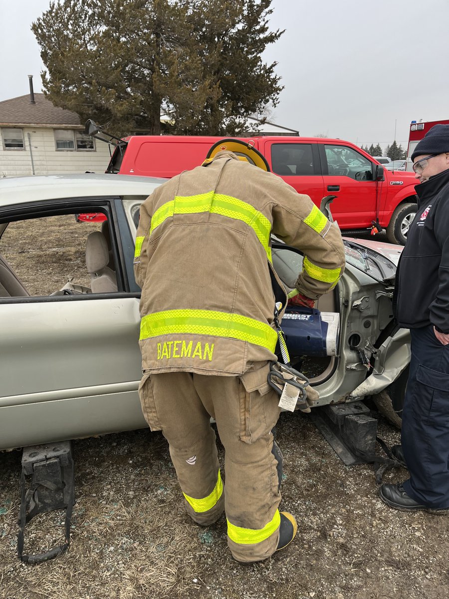 ckpffa's tweet photo. Today our Training Division, alongside 'D' Platoon, conducted auto extrication training with our 3 new recruits.
#ckfire #autoextrication #training #ckont https://t.co/EX3l2Cq7Ls