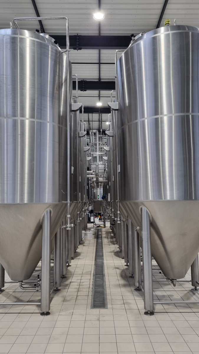 BrasserieFrance's tweet photo. Avec nos nouveaux fermenteurs nous dépassons 10 000 hl de #bière sur notre 1ère année d’activité et nous triplerons sur 3 ans en gardant l’esprit de la tradition brassicole #artisanale et familiale de #Bourgogne qui place la qualité, le goût et le respect du consommateur en tête. https://t.co/53p41afnLh