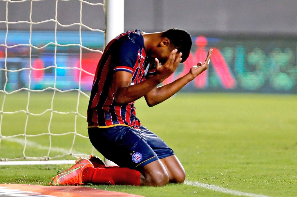 ecbahia's tweet photo. 👏🏽 Comemora, Rezende! Apareceu na área e cravou seu 2º gol com a camisa azul, vermelha e branca #BahiaÉOMundo #BrocaiPorNós https://t.co/oasolg92EZ
