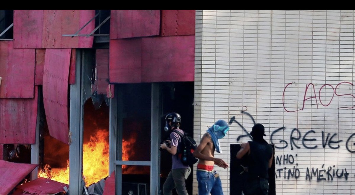 sid7slv's tweet photo. @STF_oficial Governo Temer, Ai os vermelhos eram anjos?
Onde estão as prisões?? https://t.co/NoKF3mnCA8