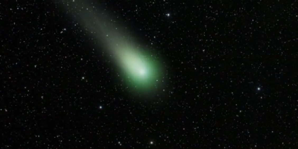 mark_tarello's tweet photo. PASS IT ON: A green comet will appear in the night sky for the 1st time in 50,000 years! Comet 2022 E3 (ZTF) will appear through early February & make its closest pass of Earth on February 1st & 2nd. You may need binoculars but should spot it near the North Star. #Comet #Space https://t.co/e1BWrG5zMr