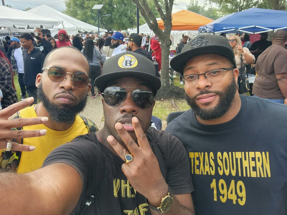 BrightPledge85's tweet image. "This thing of ours, oh this thing of ours
A fraternity of [🔌] ringing off 
I just happen to be alumni
Too legit, they still looking at me with one eye"
🤙🏿💡👨🏿‍🎓🥶💀☠️🦍
#1949
#DDT
#Spring06
#TreClub
#WAWG
#TSUHC2022
#TxSUHC2022