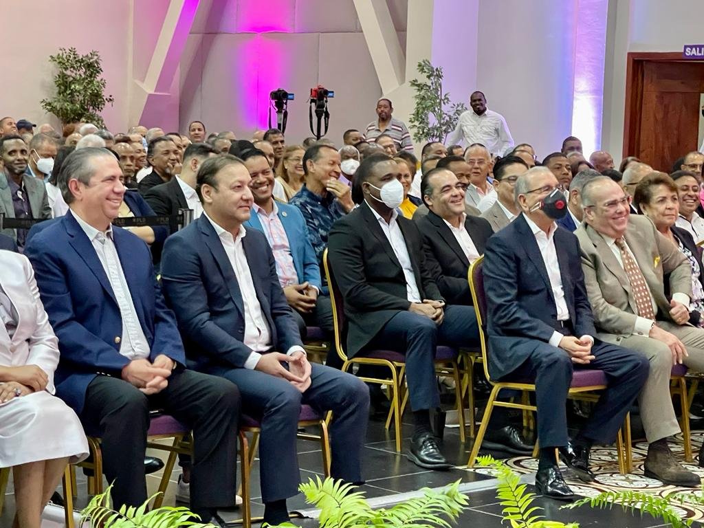 elnuevodiariord's tweet photo. 👌¡Formación en valores!

El @PLDenlinea presentó este miércoles formalmente la #ComisiónFormaciónenValores, en un acto celebrado en la #CasaNacionalReinaldoParedPérez, encabezado por el expresidente de la RD y presidente de esa entidad política, @DaniloMedina.

#ElNuevoDiarioRD https://t.co/ufd0jFY0bH