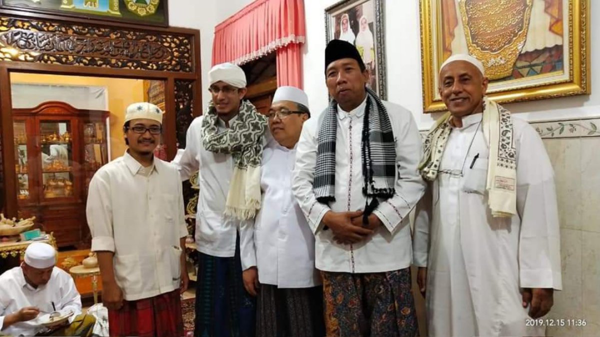 gusbahadaily's tweet photo. IJAZAH DOA DARI GUS QOYUM  DOA UNTUK MENJADI ULAMA 

Gus Qoyyum mnerima dari ayahnya (Kyai Manshur Kholil), dari Mbah Hasyim Asy'ari, dari Syekh Mahfudz at-Turmusi, doanya berbunyi :

اللَّهُمَّ سَخِّرْ لَنَا الْكُتُبَ كُلَّهَا 

(Ya Allah,tundukkanlah kepada kami,seluruh kitab) https://t.co/ItsSDzBH71