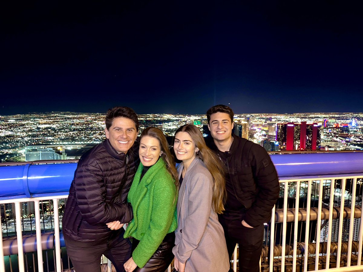 CesarFilho's tweet photo. #Ferias #LasVegas #familiacesar @ELAINEMICKELY #LumaCesar #LuigiCesar https://t.co/UV2B0iwzbj