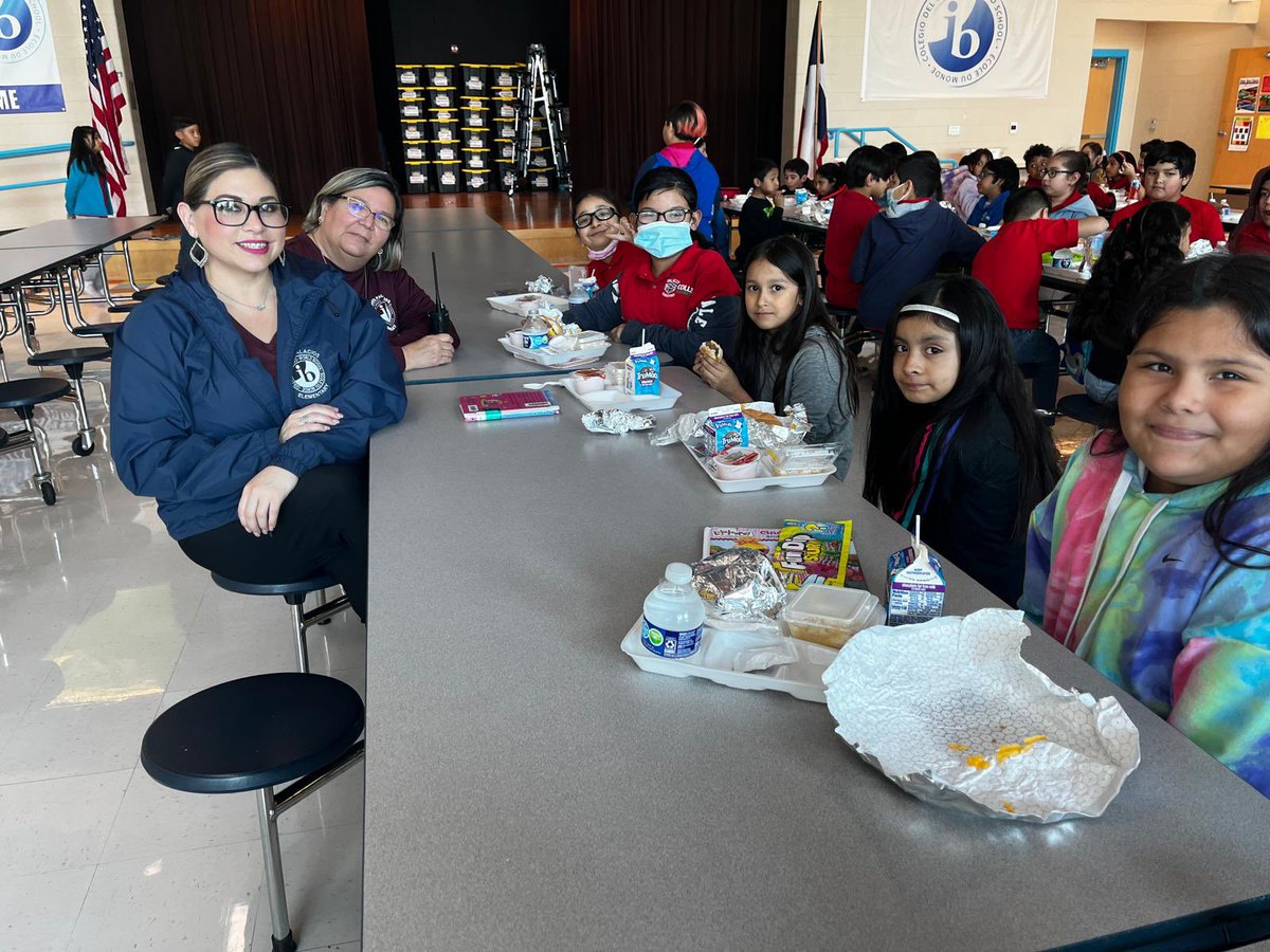 MichelleFox956's tweet image. Instructional Core Principle 6: You learn the work by doing the work. Continuing our work with intentional practices to increase performance levels, followed by lunch with 3rd grade. I ❤️ CLC Wednesday! #IBschool #InstructionalCore #Principle6 @virna_bazan