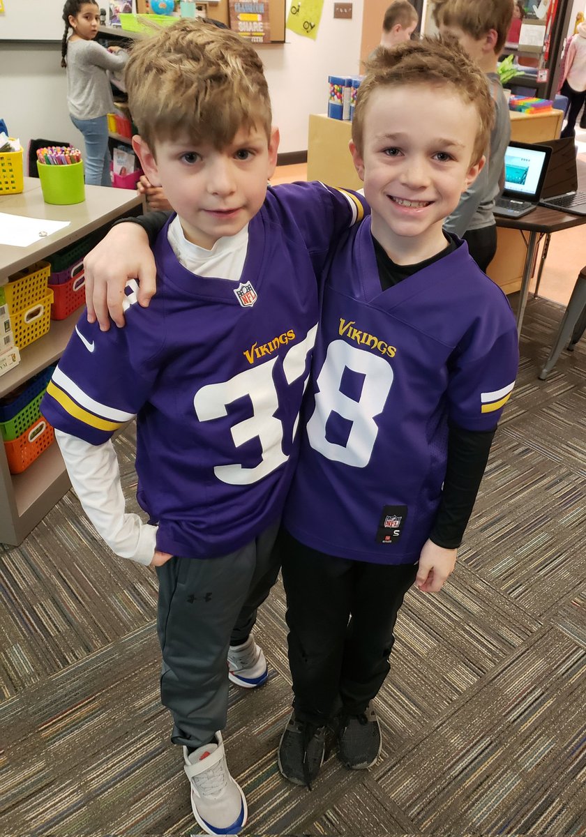 teamvoecks's tweet photo. Best friends think alike! @sgrspuds https://t.co/EOyKmKQ6nT
