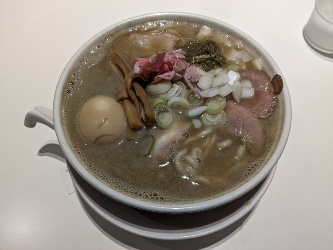 早めの昼飯に、津軽ラーメンを食べる。濃厚だけど、スルスル飲めてしまう煮干しスープが美味い。
青森では昭和の古くから煮干しスープを使った蕎麦があって、そこから生まれたのが津軽ラーメンらしい。いつか青森でも食べてみよう 