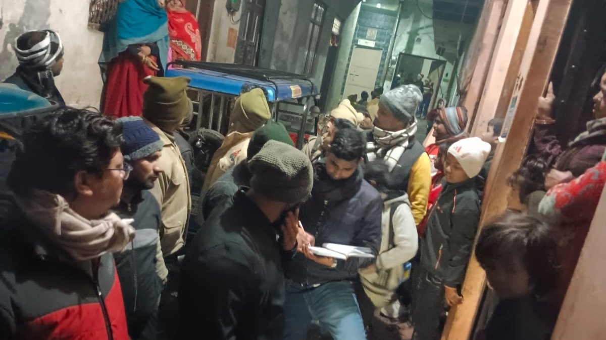 dvvnlfirozabad's tweet photo. आज दिनांक दिनांक 11 जनवरी 2023 को पीएसी फोर्स साथ पुरूषोत्तम बिहार व आसफाबाद क्षेत्र फिरोजाबाद के अंतर्गत रात्रि रेड की कार्यवाही में 14 कैंपस पर बिजली चोरी में f.i.r. की कार्रवाई की जा रही है
@aksharmaBharat @dvvnlfirozabad @MDDVVNL @UppclChairman @ChairmanUppcl @firozabaddm https://t.co/nXq6bKCpb3