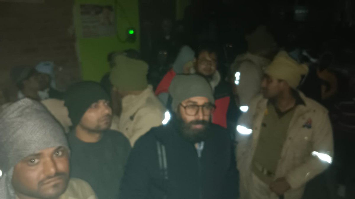 dvvnlfirozabad's tweet photo. आज दिनांक दिनांक 11 जनवरी 2023 को पीएसी फोर्स साथ पुरूषोत्तम बिहार व आसफाबाद क्षेत्र फिरोजाबाद के अंतर्गत रात्रि रेड की कार्यवाही में 14 कैंपस पर बिजली चोरी में f.i.r. की कार्रवाई की जा रही है
@aksharmaBharat @dvvnlfirozabad @MDDVVNL @UppclChairman @ChairmanUppcl @firozabaddm https://t.co/nXq6bKCpb3
