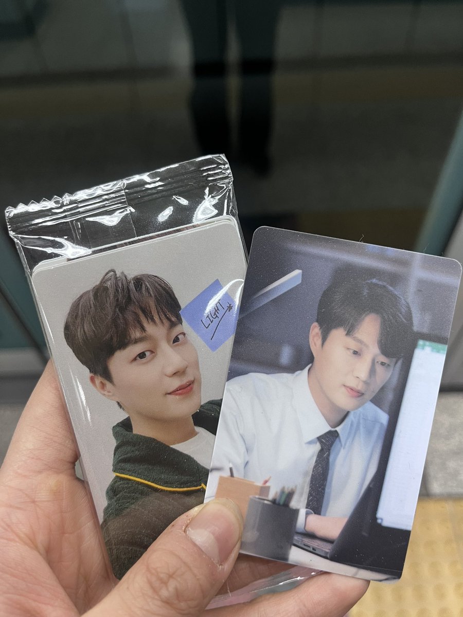 HL_WL_'s tweet photo. 당근을 하면 포카가 생기는 잇츠 어 매직❤️
여러분 할라하세요.. 라이트하세요..
#하이라이트 #윤두준 #양요섭 #이기광 #손동운 #라이트 https://t.co/oSs6QZqnpJ