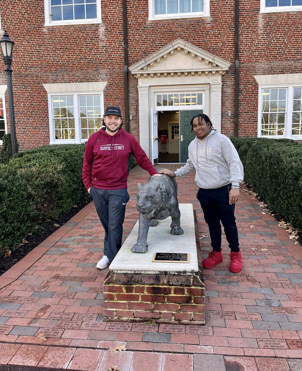 zj_charms60's tweet photo. Great visit today at Hampden Sydney. Had a great time @Coach__Talbert @HSCathletics #rolltigers #hsctigers https://t.co/ItA3fZg9TV