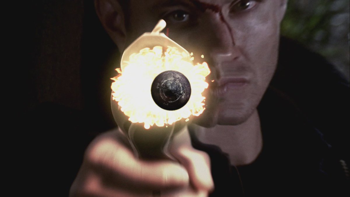 spnviciados's tweet photo. Só essa cena do Dean, finalmente matando o Azazel no final da 2ª temporada de Supernatural, já é maior que carreiras

#Supernatural https://t.co/XN3v3clQnF