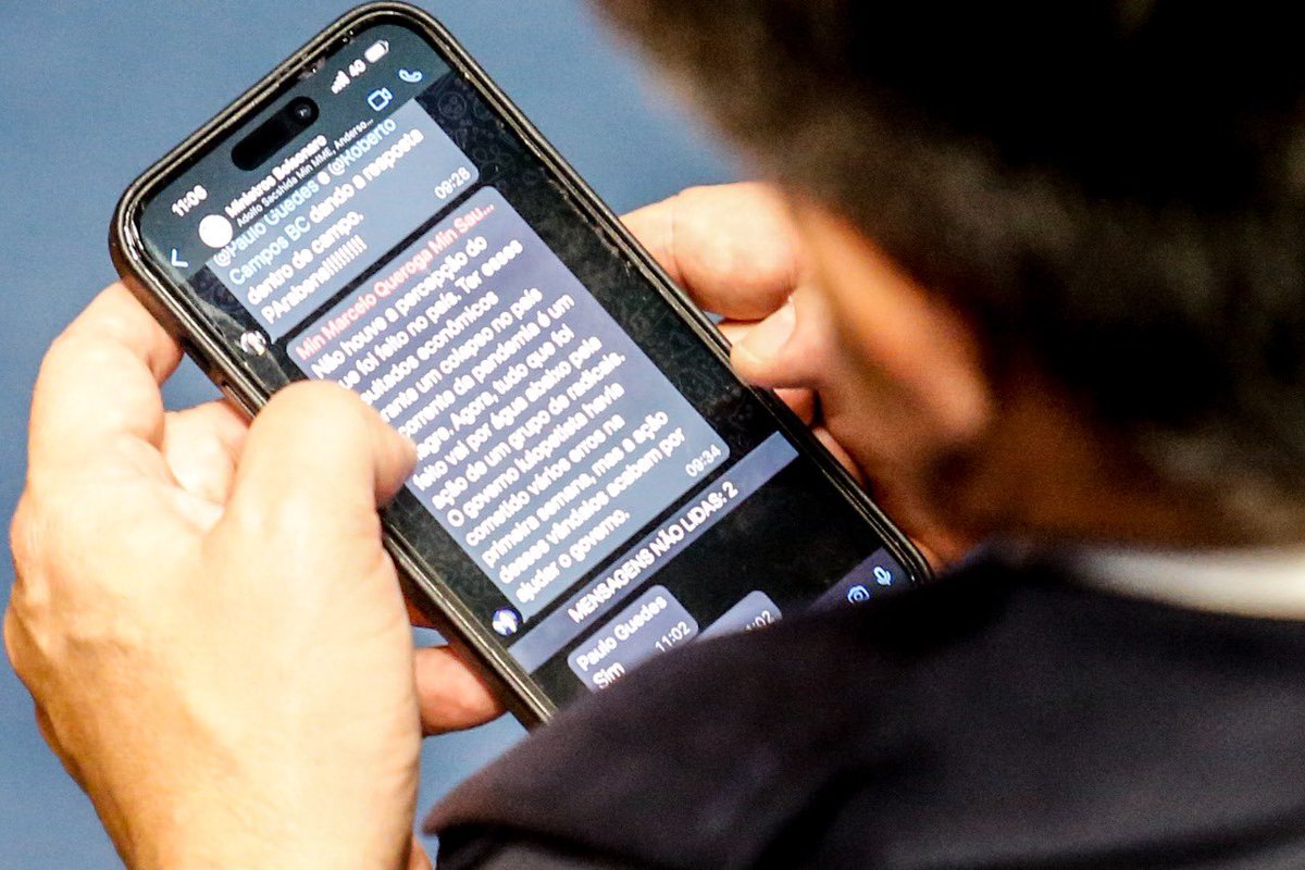 🚨BRASIL: Fotógrafa Gabriela Biló flagra Ciro Nogueira em conversa num grupo de WhatsApp chamado “Ministros de Bolsonaro”. 

Na tela tem Marcelo Queiroga, ex-ministro da Saúde, dizendo que os atos terroristas ajudaram o Governo Lula. Paulo Guedes entra na conversa e concorda.