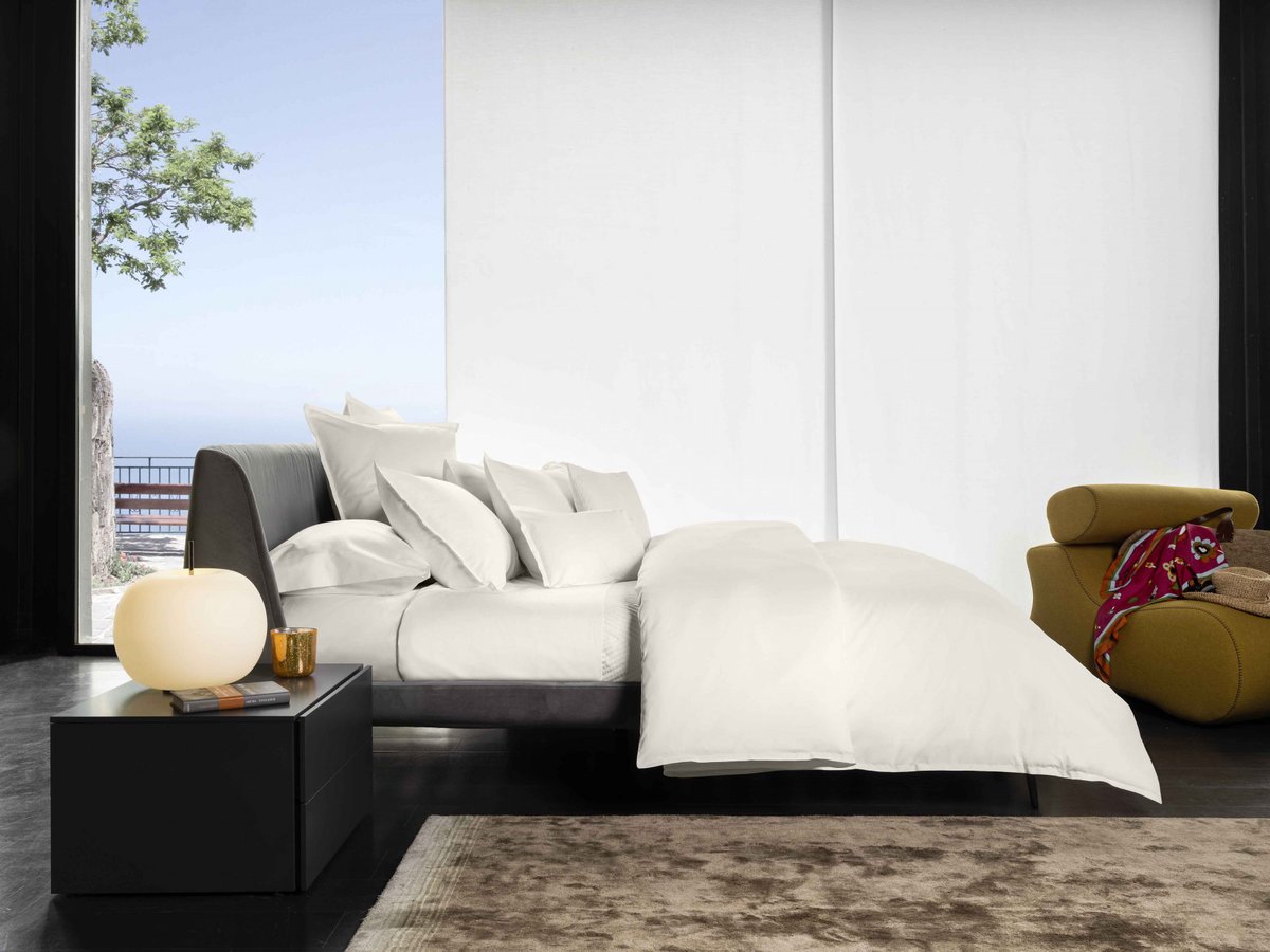 DefiningEleganc's tweet image. “Keep it simple” is an old adage that may be true for bedding. Signoria Lineare Percale bedding may be a perfect example. The duvet and sheeting are luxurious but do not distract from beautiful decor...definingelegance.com/blog/archives/…
#PeacockAlley #DefiningEleganceDotCom #Duvet