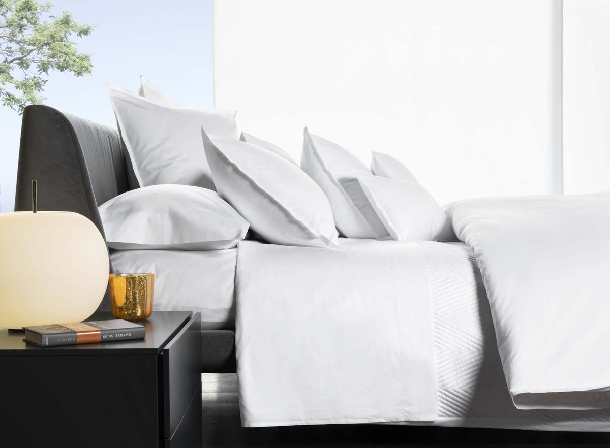 DefiningEleganc's tweet image. “Keep it simple” is an old adage that may be true for bedding. Signoria Lineare Percale bedding may be a perfect example. The duvet and sheeting are luxurious but do not distract from beautiful decor...definingelegance.com/blog/archives/…
#PeacockAlley #DefiningEleganceDotCom #Duvet