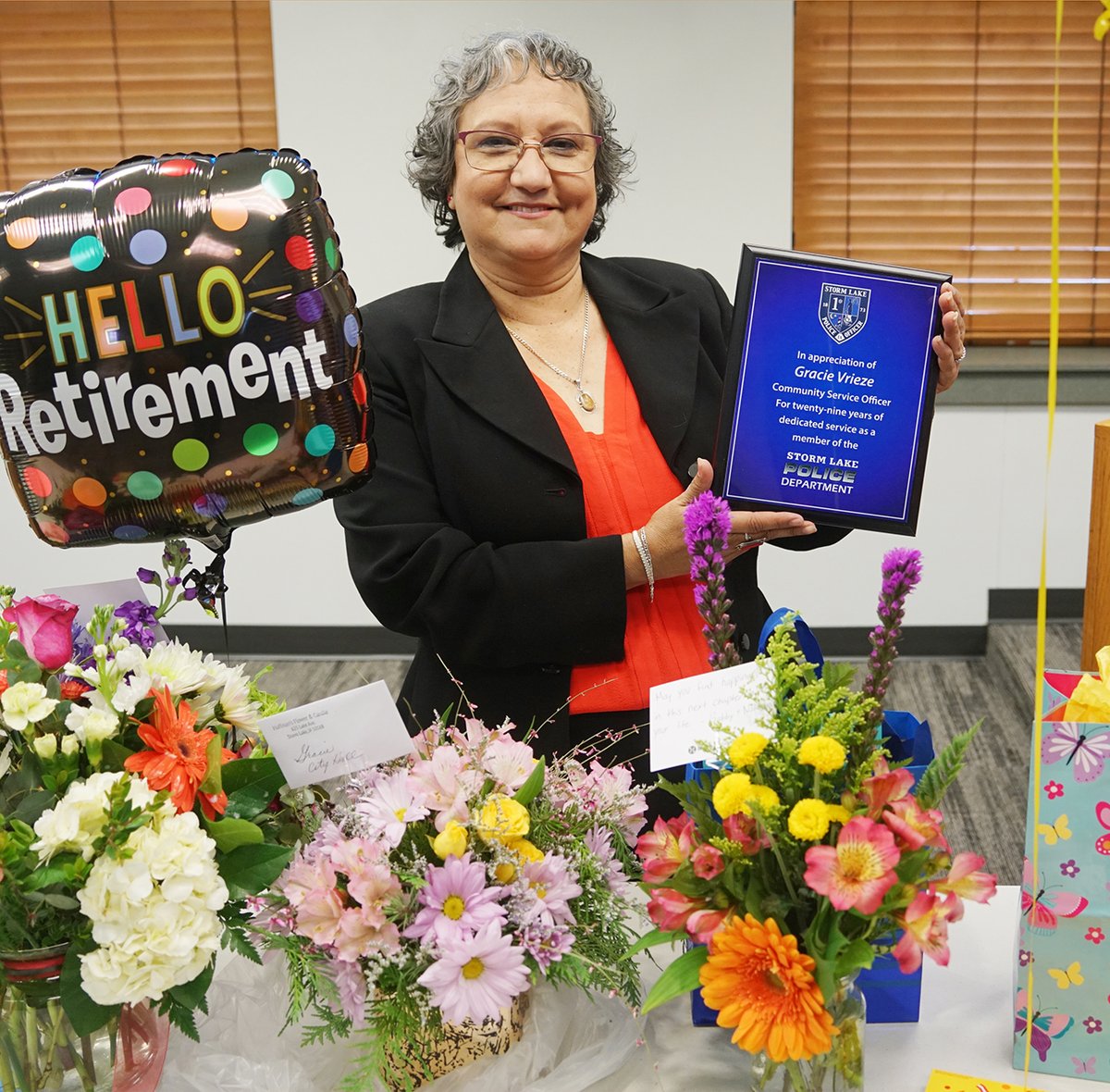 “Una pionera” Gracie Vrieze se retira de la policía después de 3 décadas. Tras luchar contra el cáncer y el Covid, es hora de estar con la familia
holaamericanews.com/es/groundbreak… via <a href="/HolaAmericaNews/">HolaAmerica</a> <a href="/SLTimes/">The Storm Lake Times Pilot</a> <a href="/StormLakePolice/">Storm Lake Police</a> <a href="/Storm_Lake/">City of Storm Lake</a>