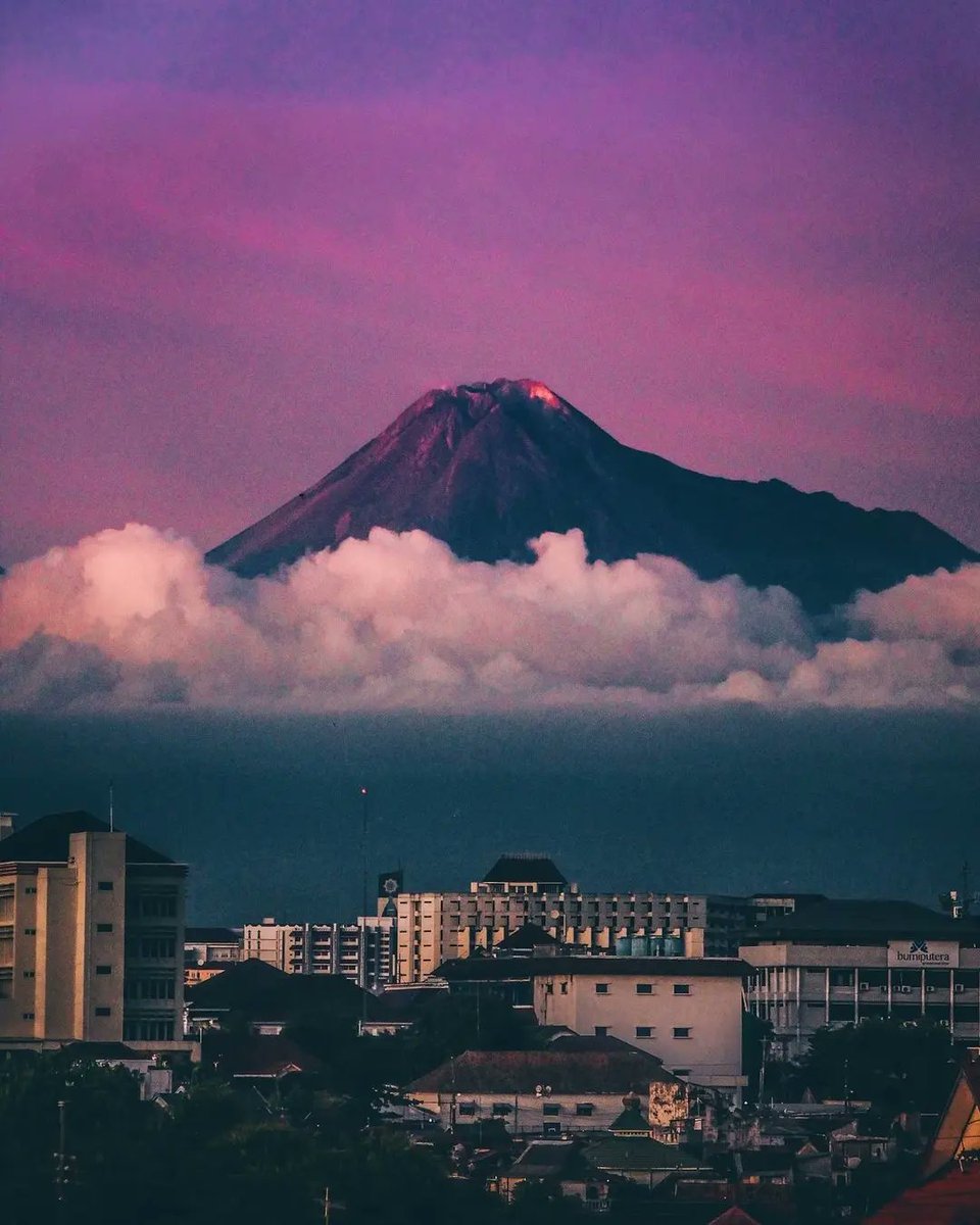 merapi_uncover's tweet photo. Sunset jogja kmrn beneran No komen sih. ini tllu epic anjritt. view merapi dr parkiran abubakar ali, view bukit menoreh dr parkiran abubakar ali, &amp; burung dg latar belakang yg ah ini epic.

Untung kemarin bawa lensa tele dapetlah moment indah kyk gini keknyaa gabisa di ulang huhu https://t.co/im5S2gE7ap