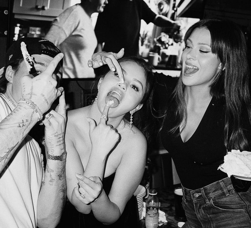 PortalSelenaBR's tweet photo. Namoradinhas!

📷 Nicola Peltz com Selena Gomez via Instagram: “Celebrando nossa menina Globo de Ouro. Tão orgulhosa de você, te amo muito!” ❤️ https://t.co/dqvk3vQotw