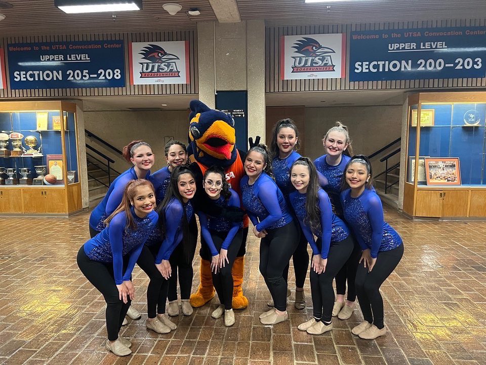 jhsfillies's tweet photo. We had so much fun performing durning @UTSAWBB halftime! Thank you so much for inviting us! 🧡🤍 @UTSA https://t.co/sv0wWciGrW