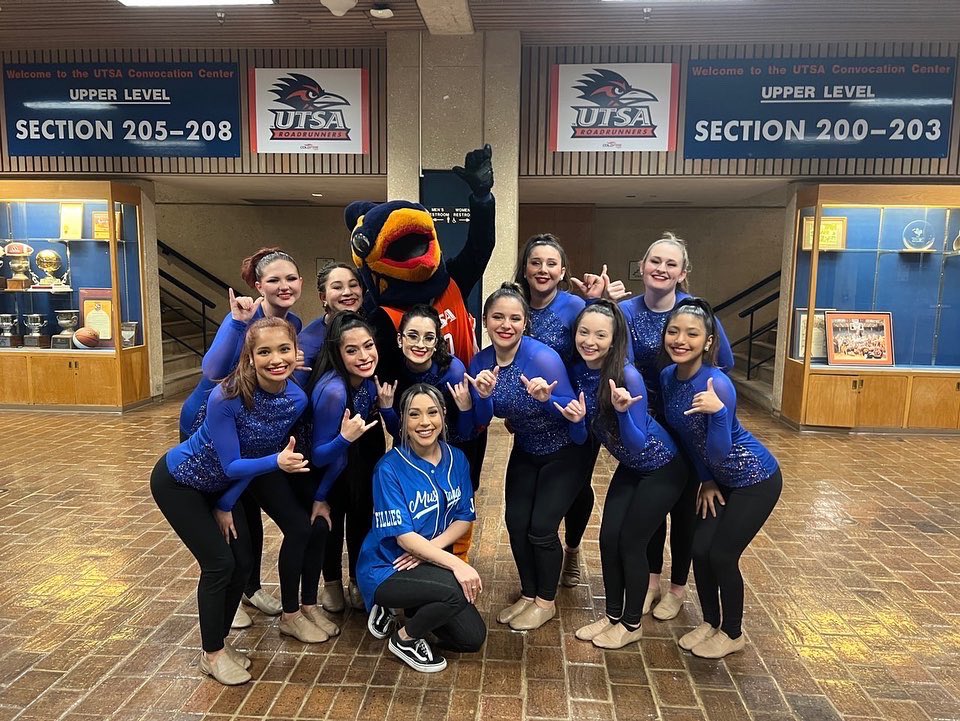 jhsfillies's tweet photo. We had so much fun performing durning @UTSAWBB halftime! Thank you so much for inviting us! 🧡🤍 @UTSA https://t.co/sv0wWciGrW