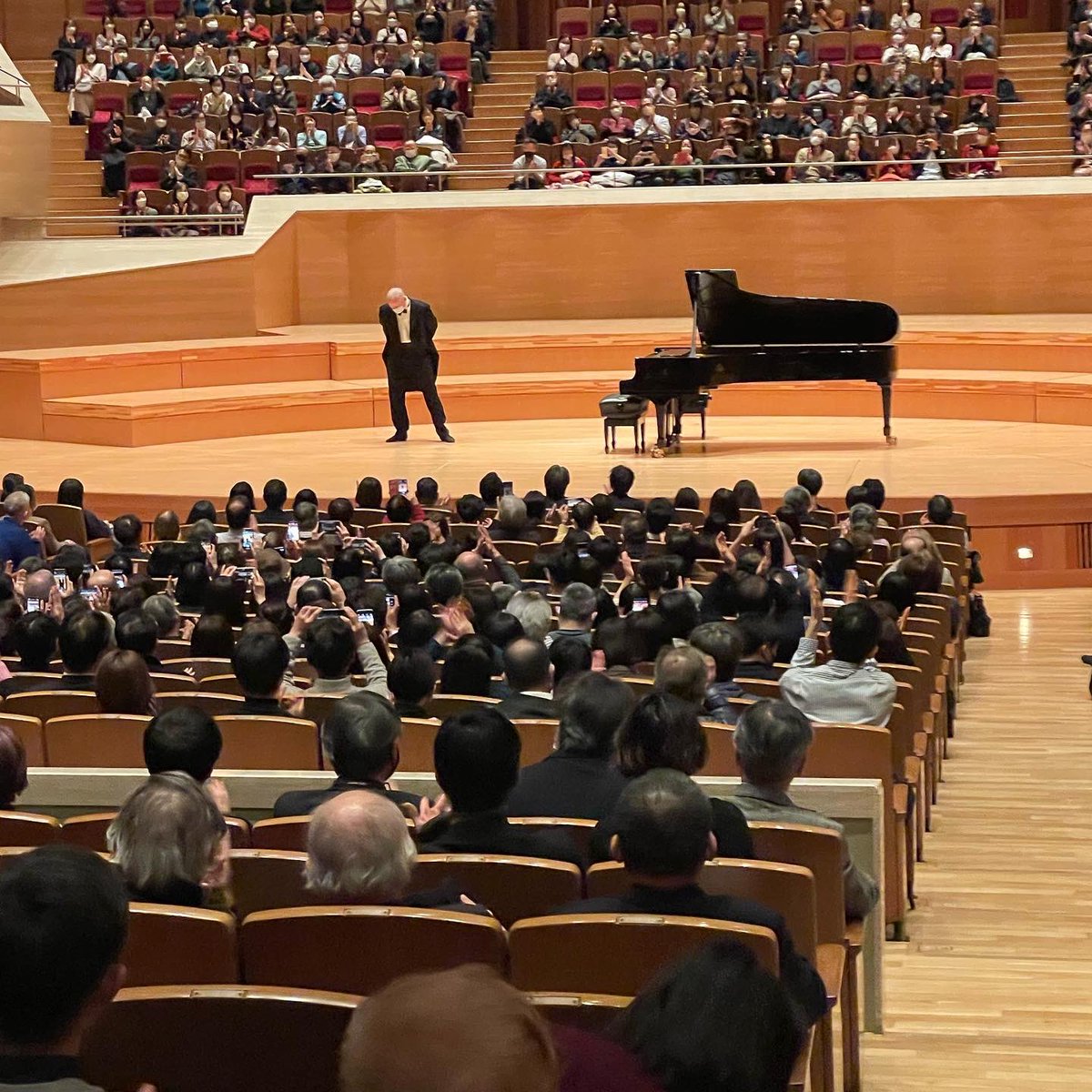 昨日行ってきましたポゴレリッチリサイタル。時を経てセンシティブな美青年は貫禄のマエストロとなった。静謐でどこまで手を伸ばしても届かない何かを探す。そして突然の救済！ああっと声が出そうになる。この演奏会は私の宝物となった。#イーヴォポゴレリッチリサイタル